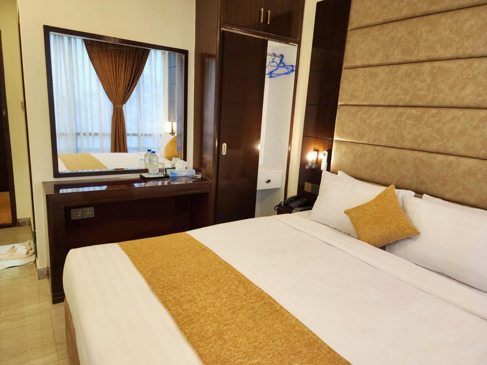 White Park Hotel & Suites Chittagong Ngoại thất bức ảnh