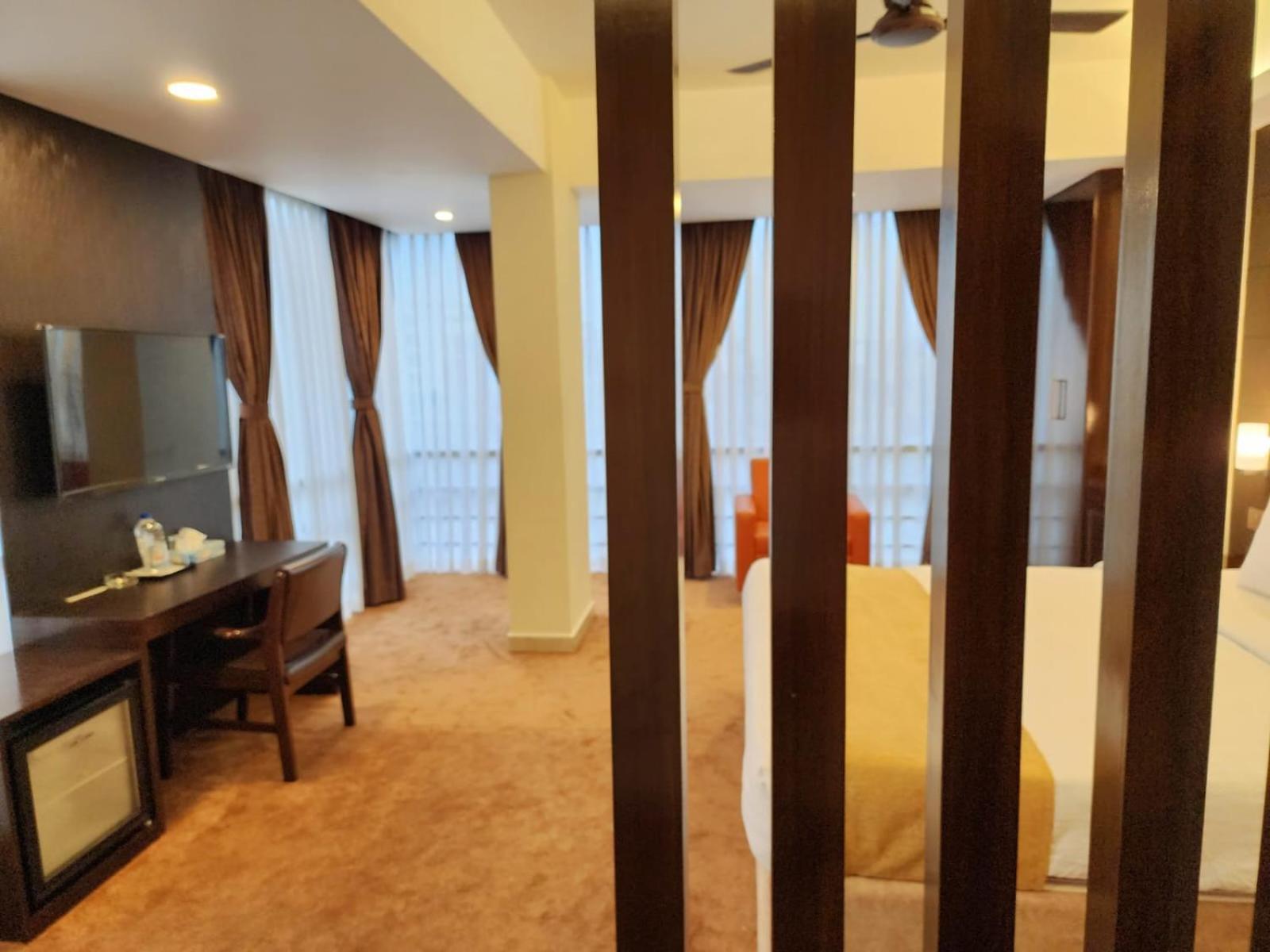 White Park Hotel & Suites Chittagong Ngoại thất bức ảnh