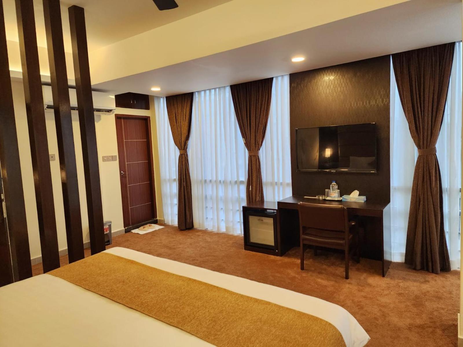 White Park Hotel & Suites Chittagong Ngoại thất bức ảnh