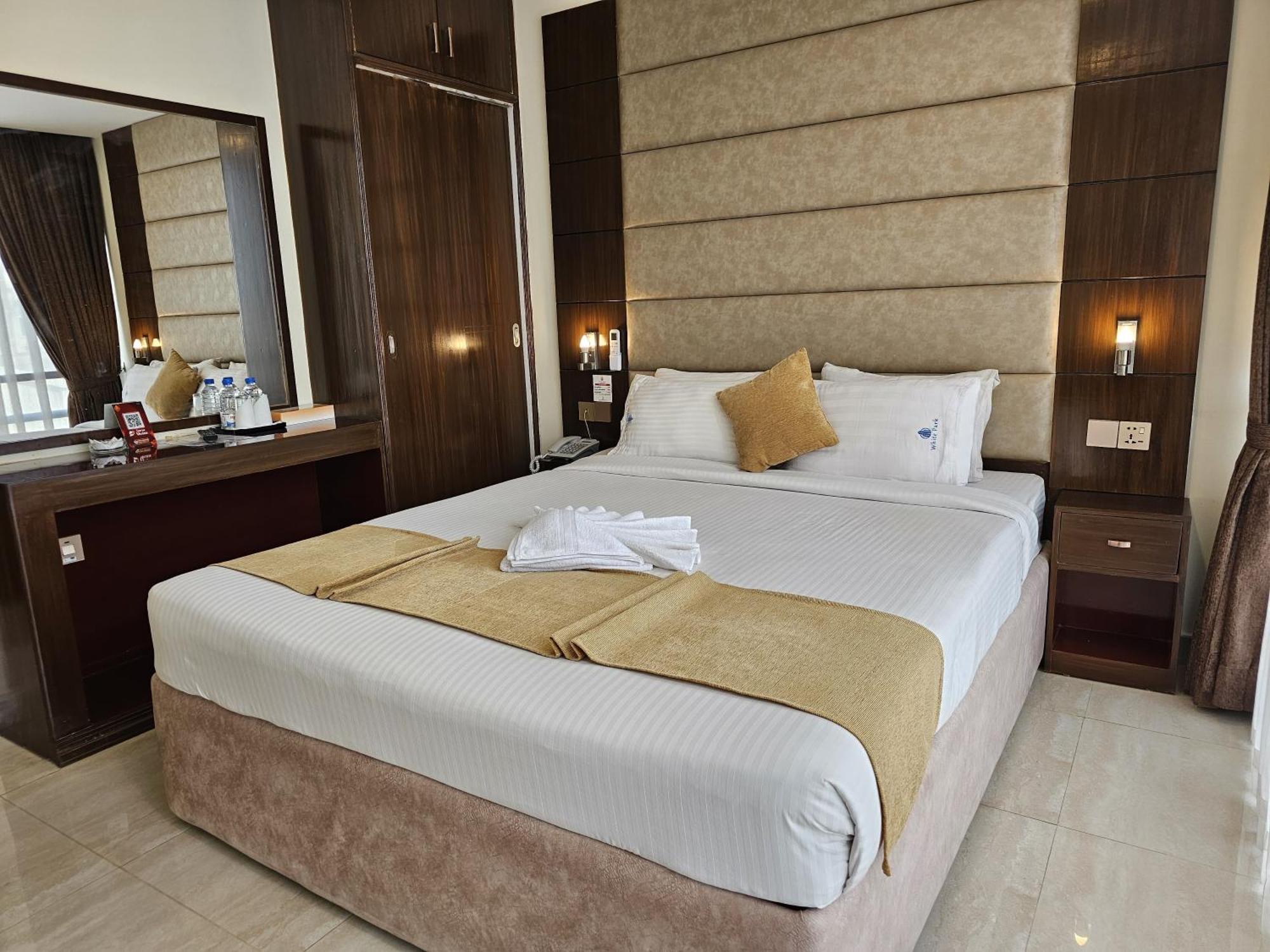 White Park Hotel & Suites Chittagong Ngoại thất bức ảnh