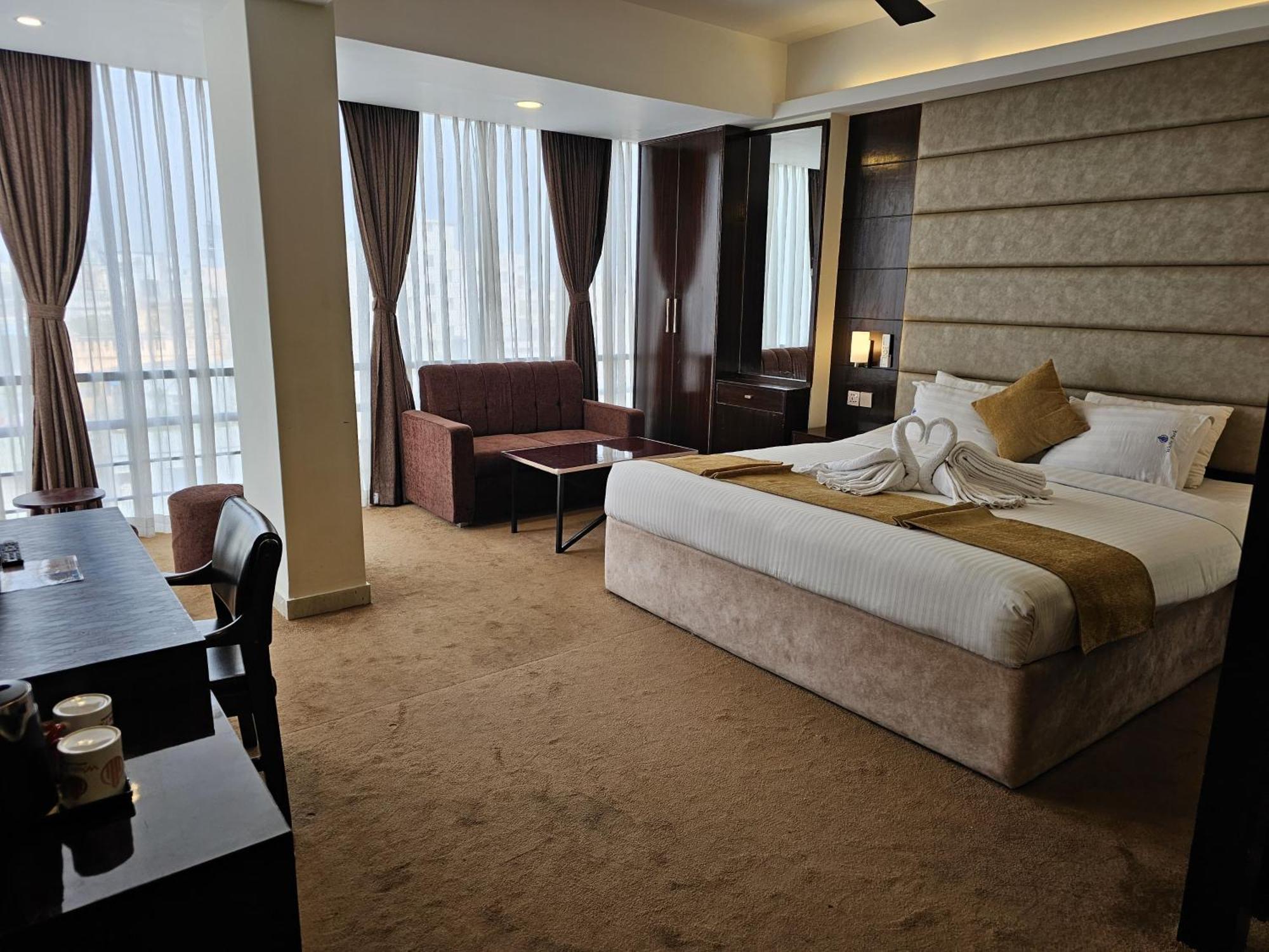 White Park Hotel & Suites Chittagong Ngoại thất bức ảnh